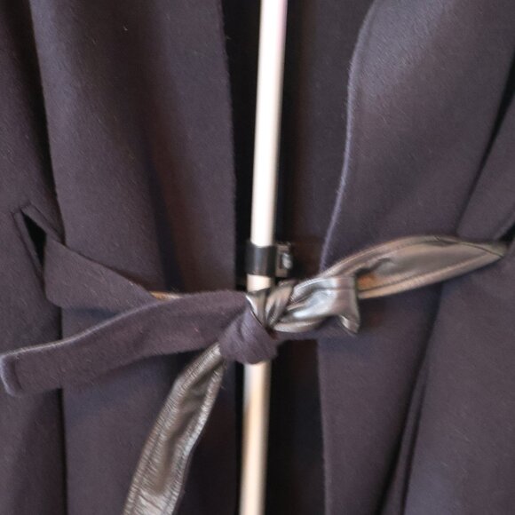 Vince Wool Cape with Leather Belt Detail – Timeless Black Elegance  US Size S - Picture 3 of 13